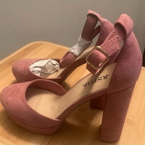 Platform closed toe pump